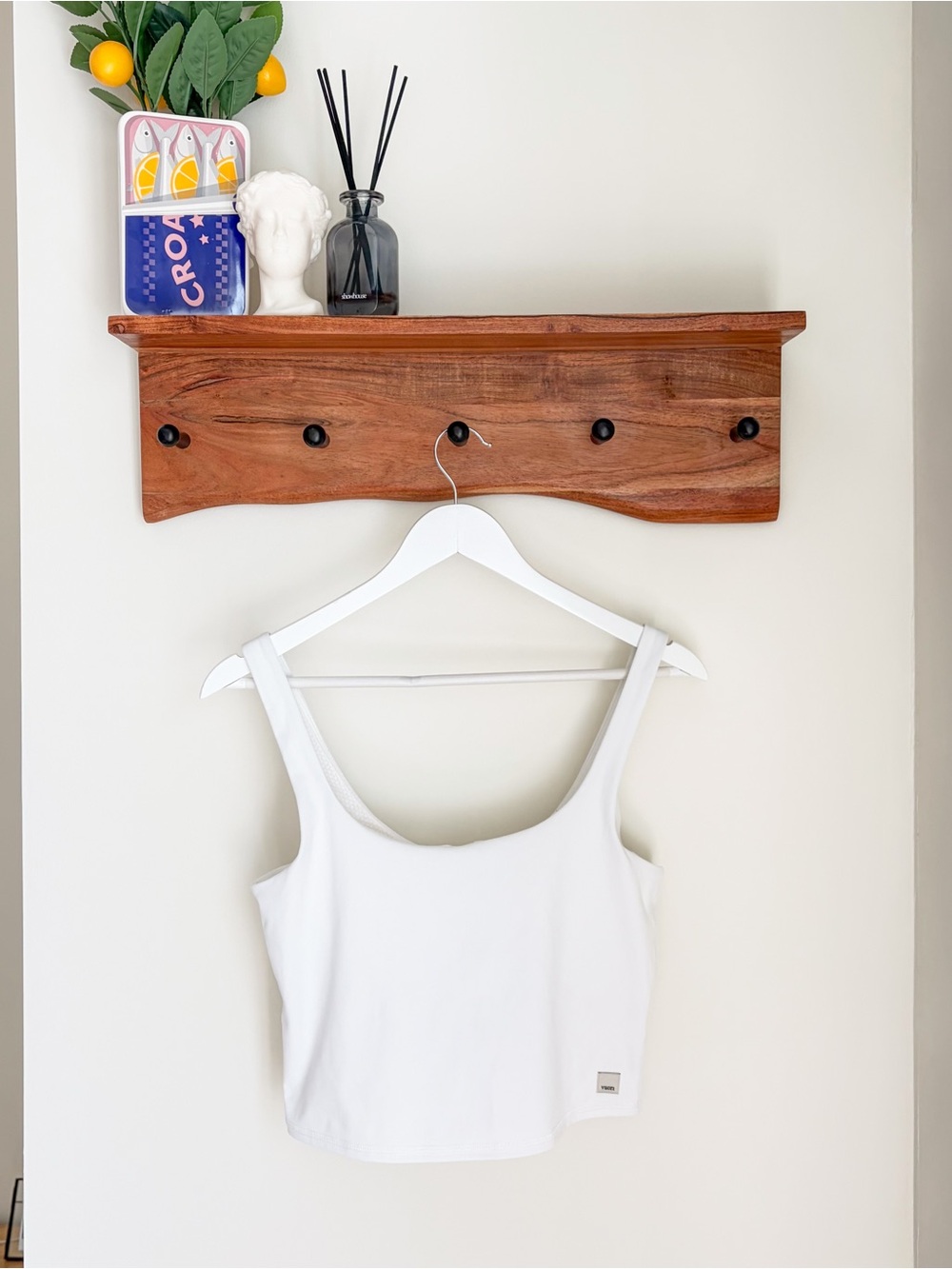 Vuori Daily Crop White Top Built in Bra sz MED